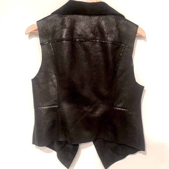Sz M Unstructured Black Faux Leather and Faux Fur Vest w Side Zipper Pockets - Picture 4 of 13
